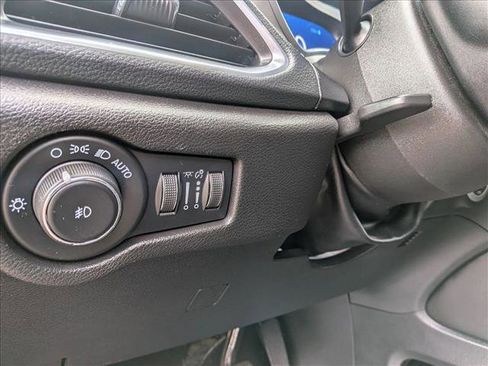 Used 2021 Chrysler Pacifica Limited w/ Uconnect Theater Family Group image 17