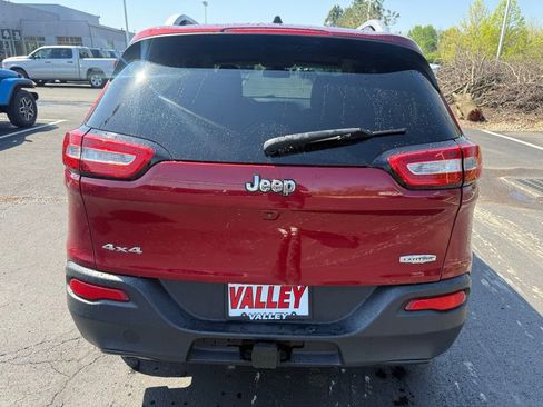 Used 2017 Jeep Cherokee Latitude w/ Cold Weather Group AWD/4WD image 5