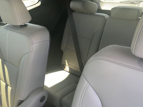 Used 2025 GMC Acadia Elevation w/ Elevation Premium Package FWD image 8