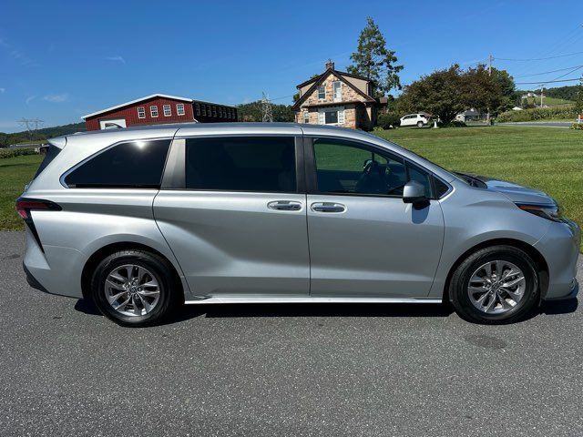 Used 2022 Toyota Sienna XLE AWD/4WD image 7