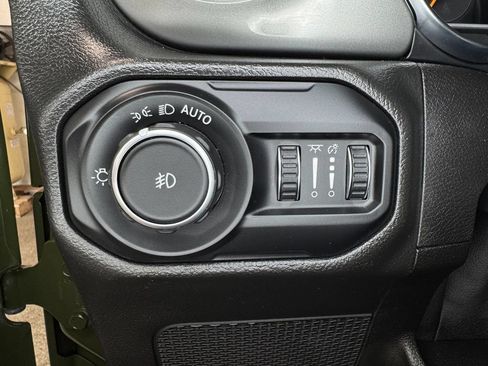 Used 2021 Jeep Wrangler Unlimited Sahara w/ Uconnect 4C Nav & Sound Group AWD/4WD image 11