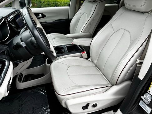 Used 2017 Chrysler Pacifica Limited image 24