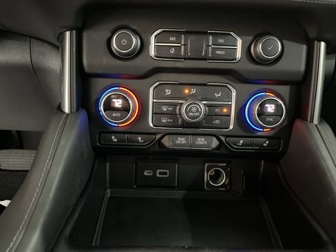 Used 2022 Chevrolet Tahoe Z71 w/ Luxury Package AWD/4WD image 27