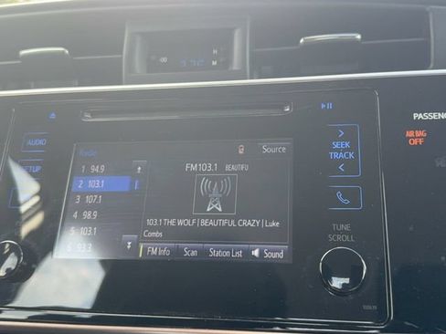 Used 2017 Toyota Corolla SE FWD image 21