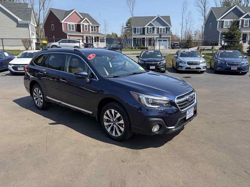 Used 2018 Subaru Outback 2.5i Touring image 2