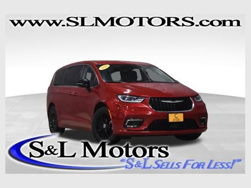 Used 2024 Chrysler Pacifica Touring-L image 1