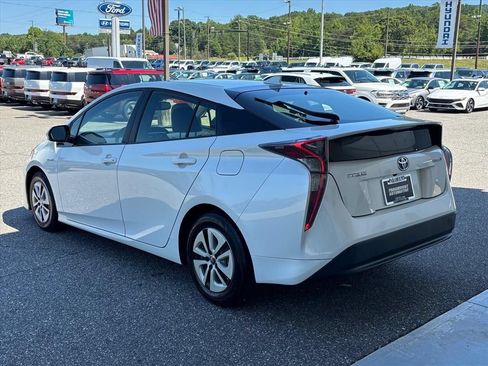 Used 2017 Toyota Prius Four FWD image 2