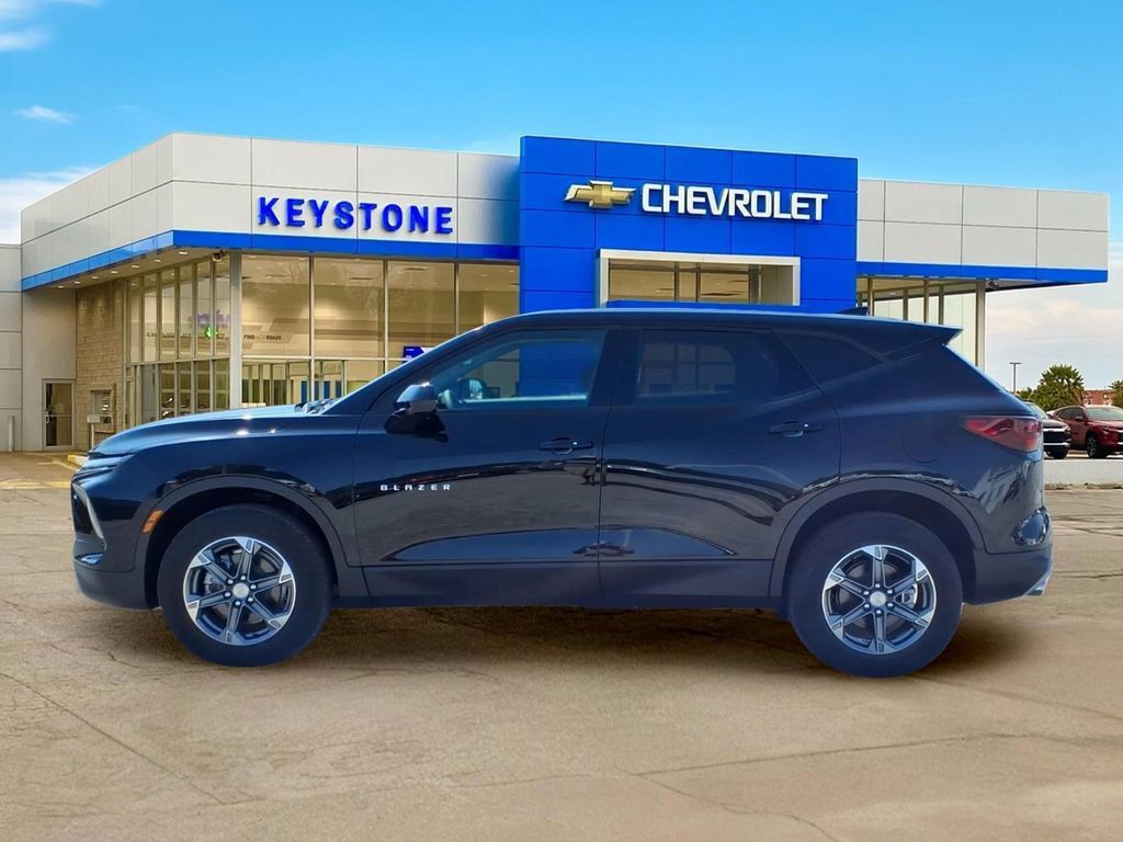 Used 2026 Chevrolet Blazer LT FWD image 4