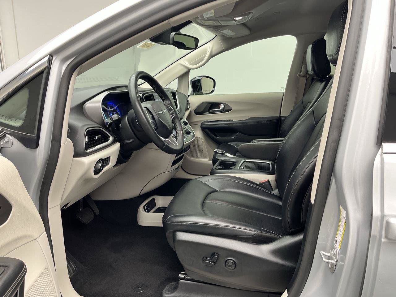 Used 2024 Chrysler Pacifica Touring-L FWD image 3