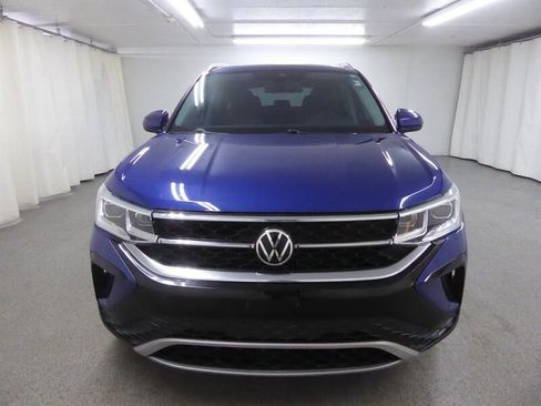 Used 2022 Volkswagen Taos SEL w/ Panoramic Sunroof Package FWD image 2
