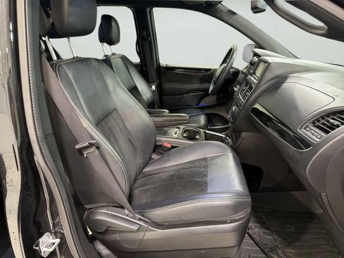 Used 2015 Dodge Grand Caravan SXT FWD image 14