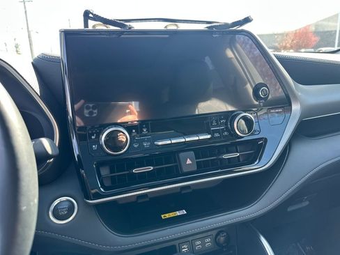 Used 2024 Toyota Highlander Platinum image 24