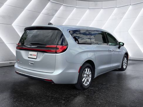 Used 2024 Chrysler Pacifica Touring-L FWD image 4