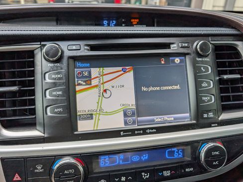 Used 2018 Toyota Highlander XLE image 25