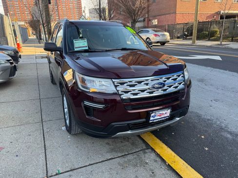 Used 2019 Ford Explorer XLT image 2