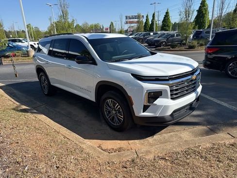 Used 2024 Chevrolet Traverse LT image 6