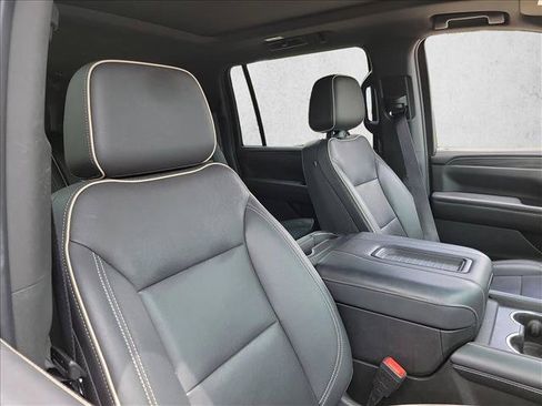 Used 2022 GMC Yukon XL SLT w/ SLT Premium Package AWD/4WD image 12