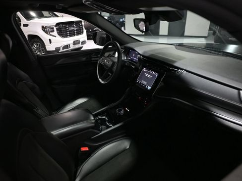 Used 2023 Jeep Grand Cherokee Altitude AWD/4WD image 13