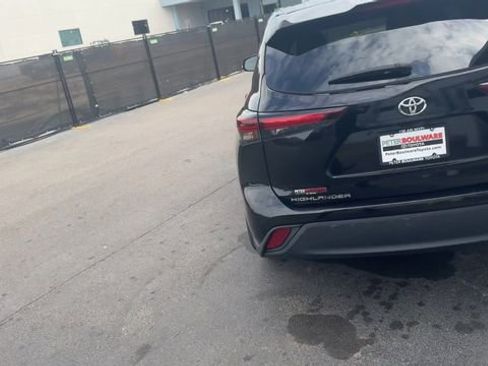 Used 2024 Toyota Highlander LE AWD/4WD image 13