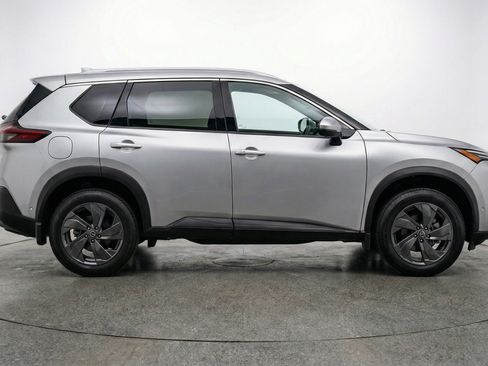 Used 2025 Nissan Rogue SV FWD image 11