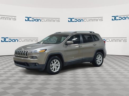 Used 2017 Jeep Cherokee Latitude w/ Cold Weather Group AWD/4WD image 4