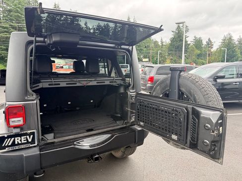 Used 2018 Jeep Wrangler Unlimited Sahara w/ Max Tow Package AWD/4WD image 31