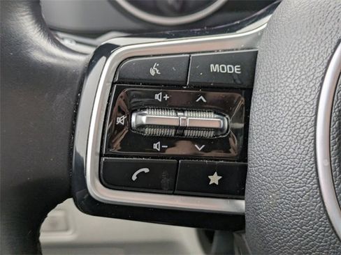 Used 2023 Kia Carnival LX image 27