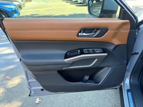 New 2025 Nissan Pathfinder Platinum image 17