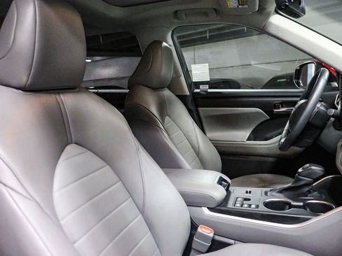 Used 2023 Toyota Highlander XLE FWD image 18