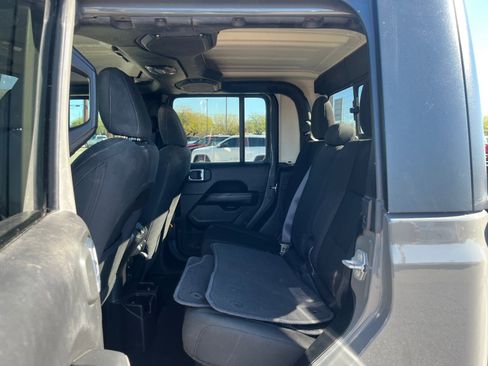 Used 2020 Jeep Gladiator Overland image 17