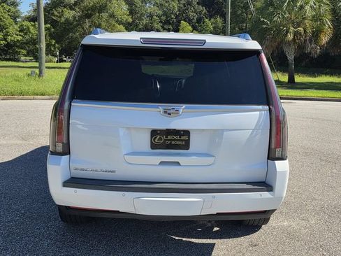 Used 2019 Cadillac Escalade Luxury RWD image 3