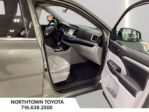 Used 2016 Toyota Highlander Plus AWD/4WD image 18