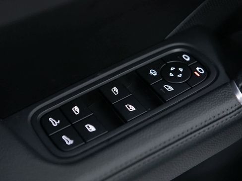 Certified 2023 Porsche Cayenne Platinum Edition image 18