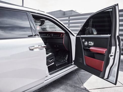 Used 2024 Rolls-Royce Phantom Sedan RWD image 32