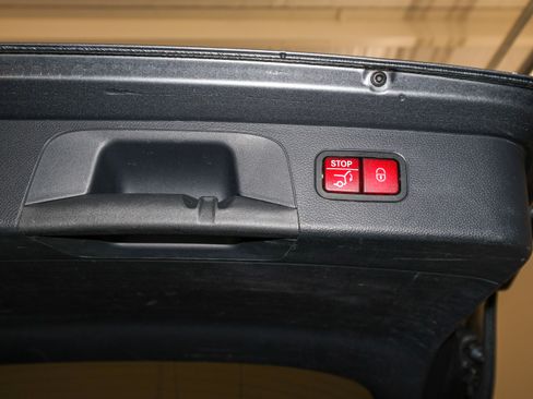 Used 2018 Mercedes-Benz GLC 300 GLC 300 w/ Premium Package image 12