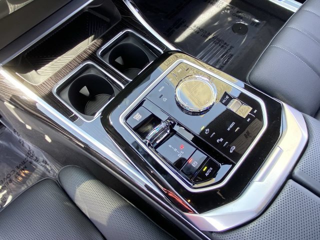 Used 2025 BMW 740i w/ Premium Package RWD image 22