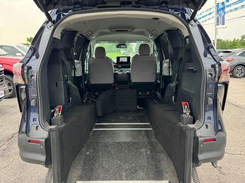 Used 2026 Toyota Sienna LE FWD image 6
