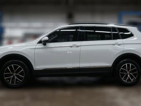 Certified 2021 Volkswagen Tiguan SE w/ Panoramic Sunroof Package image 4