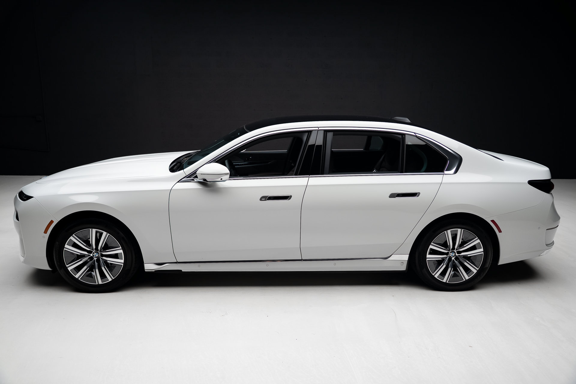 Used 2024 BMW i7 eDrive50 w/ Executive Package RWD image 17