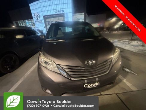 Used 2015 Toyota Sienna XLE image 2