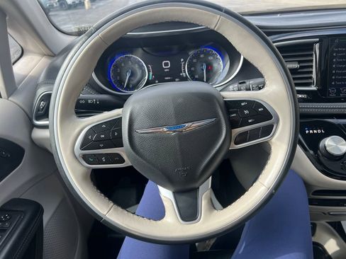 Used 2020 Chrysler Pacifica Limited image 12