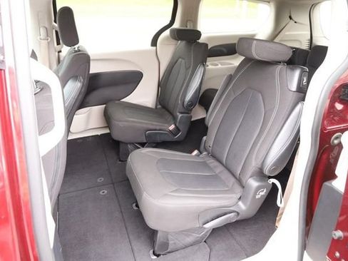 Used 2022 Chrysler Voyager LX FWD image 11