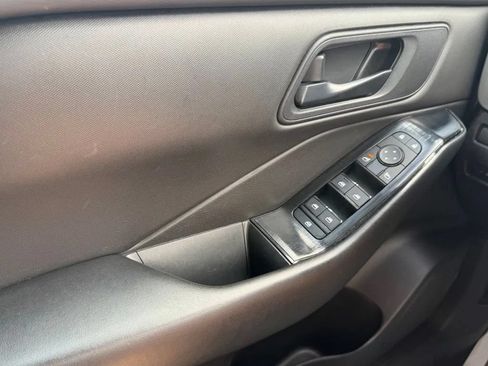 Used 2024 Nissan Rogue S FWD image 12