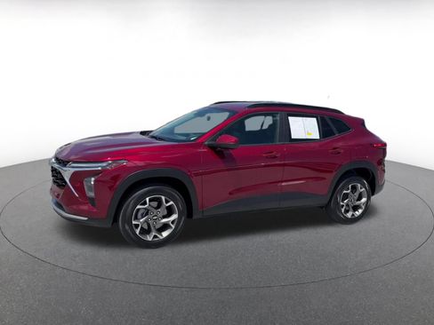 Used 2025 Chevrolet Trax LT FWD image 8