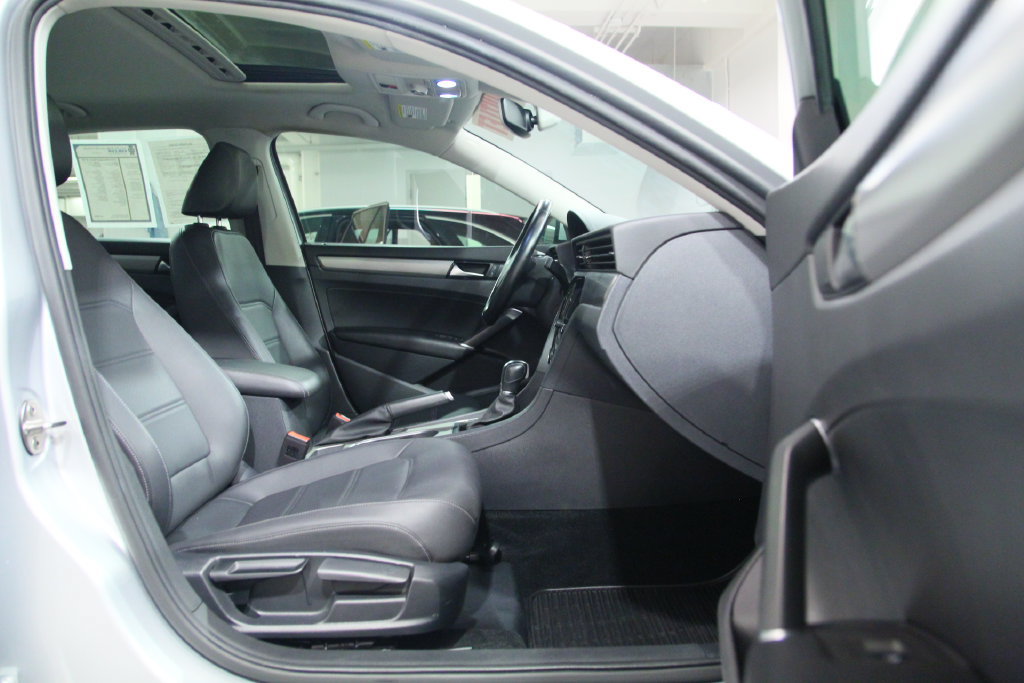 Used 2020 Volkswagen Passat 2.0T SE w/ Sunroof Package FWD image 19