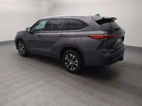 Used 2020 Toyota Highlander XLE AWD/4WD image 3