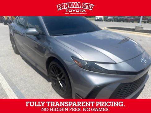 Used 2025 Toyota Camry SE FWD image 1