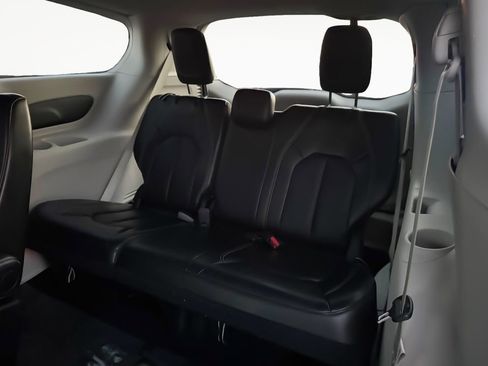 Used 2024 Chrysler Pacifica Touring-L image 27