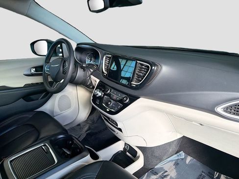 Used 2023 Chrysler Pacifica Touring-L image 31