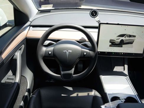 Used 2023 Tesla Model Y Performance AWD/4WD image 9